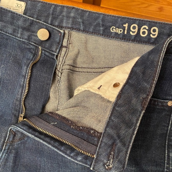 Gap, high-rise skinny jeans - Picture 2 of 3